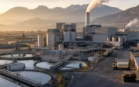 Fotorealistische Industrieanlage symbolisiert Hera S.p.A. mit ISIN IT0000062825 im italienischen Multi-Utility-Sektor bei Sonnenaufgang eindrucksvoll - Foto: THN