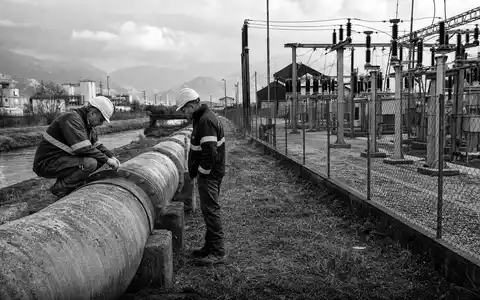 Schwarzweiß-Reportage zeigt Versorgungsarbeiter, passend zu Hera S.p.A. mit ISIN IT0000062825 im italienischen Energie- und Wassersektor - Foto: THN
