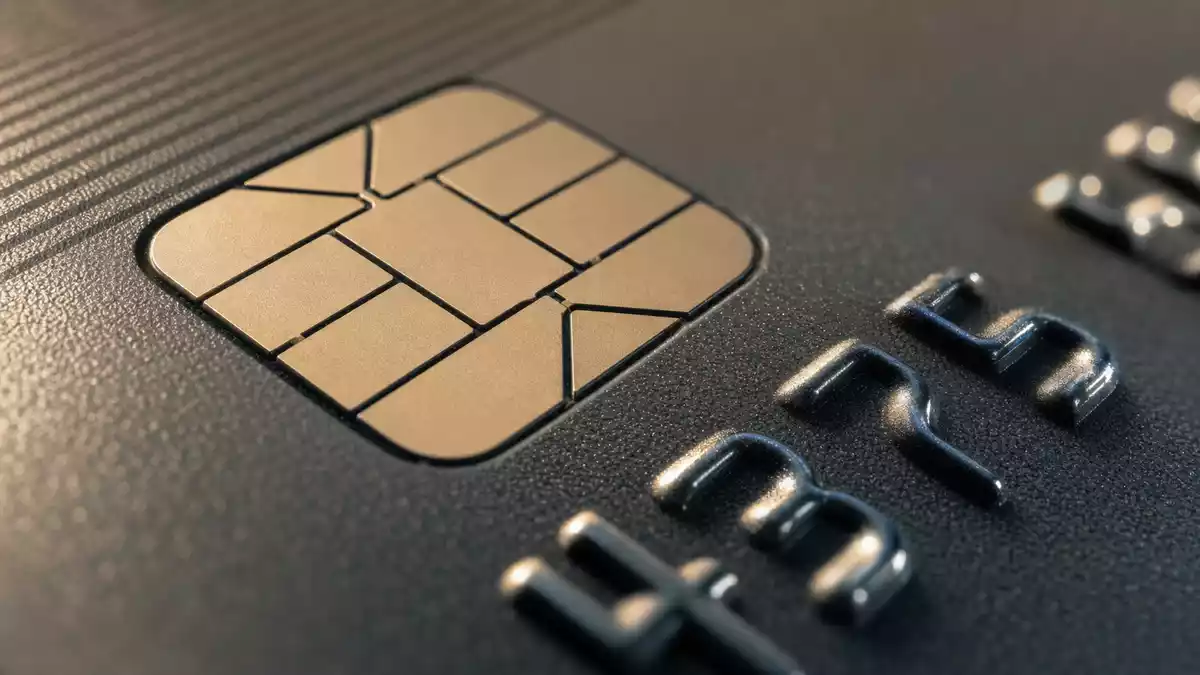 Extreme Nahaufnahme eines Chips und geprägter Nummern auf Zahlungskarte