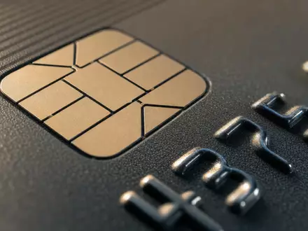 Makroaufnahme eines Kartenchips zeigt Kerntechnologie der Branche von Nexi S.p.A., ISIN IT0005366767 an der Börse - Foto: THN
