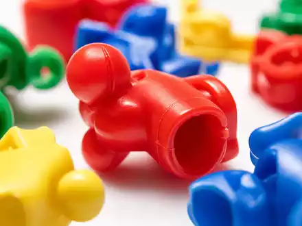 Hasbro Inc. bunte Kunststoff-Spielzeugteile in extremer Makro-Detailaufnahme aus der Produktion ISIN US4267811090 - Foto: THN