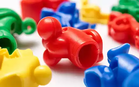 Hasbro Inc. bunte Kunststoff-Spielzeugteile in extremer Makro-Detailaufnahme aus der Produktion ISIN US4267811090 - Foto: THN
