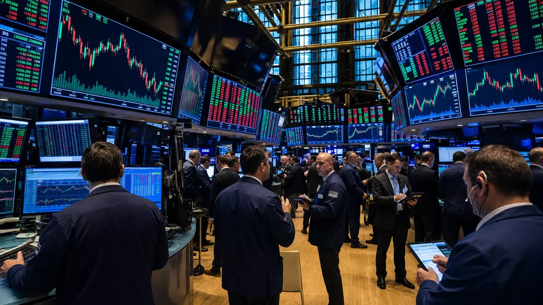 Redaktionsfoto des NYSE-Handelsparketts mit Börsenmaklern und Candlestick-Charts für Hasbro Inc