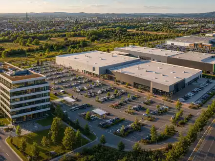 Hamborner REIT DE0006013006 – Luftbild eines deutschen Fachmarktzentrums mit Bürogebäude und Parkplatz - Foto: THN