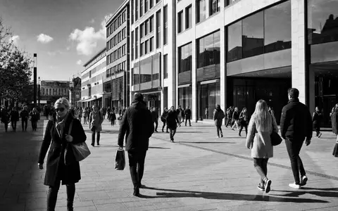 Hamborner REIT DE0006013006 – Schwarz-Weiß-Reportage einer deutschen Einkaufsstraße mit Passanten und Gewerbeimmobilien - Foto: THN
