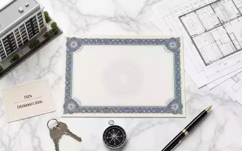 Hamborner REIT DE0006013006 – Flatlay mit Aktienzertifikat, ISIN-Karte, Gebäudemodell und Bauplänen auf Marmor - Foto: THN