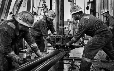 Halliburton US4062161017 Schwarz Weiß Reportage von Bohrarbeitern beim Bedienen schwerer Anlagen auf dem Rig - Foto: THN