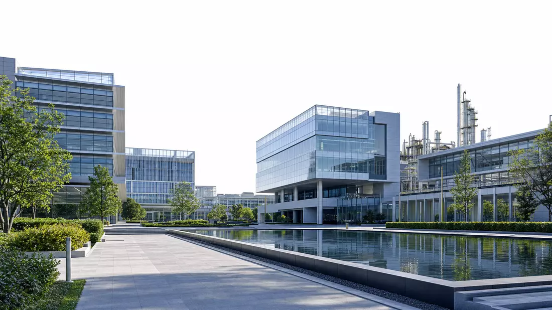 Architektur-CGI eines modernen Energiekonzern-Campus mit Glasgebäuden und Spiegelteich