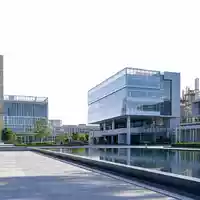 Halliburton US4062161017 moderner Energie Campus als Architektur Render mit Glasfassaden und Spiegelteich - Foto: THN