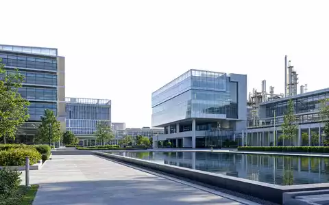 Halliburton US4062161017 moderner Energie Campus als Architektur Render mit Glasfassaden und Spiegelteich - Foto: THN