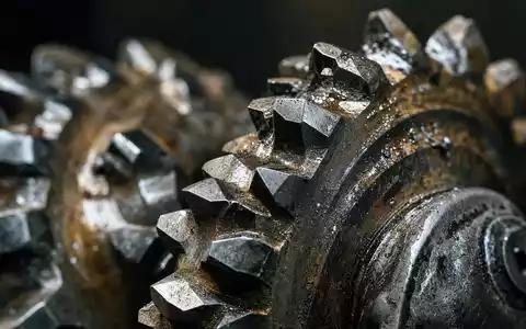 Halliburton US4062161017 Makro Detailaufnahme eines Hartmetall Bohrkopfes mit Schneidzähnen und Ölrückständen auf Stahl - Foto: THN