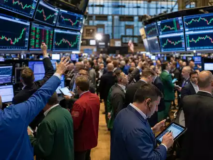 Halliburton Aktie US4062161017 NYSE Handelssaal mit Tradern und Energiesektor Charts auf großen Bildschirmen - Foto: THN