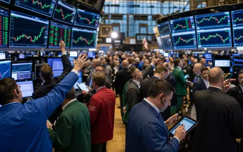 Halliburton Aktie US4062161017 NYSE Handelssaal mit Tradern und Energiesektor Charts auf großen Bildschirmen - Foto: THN