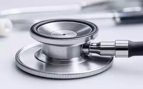 HCA Healthcare US40412C1018 extreme Makro Detailaufnahme eines Stethoskop Brustteils aus hochglanz poliertem Stahl - Foto: THN