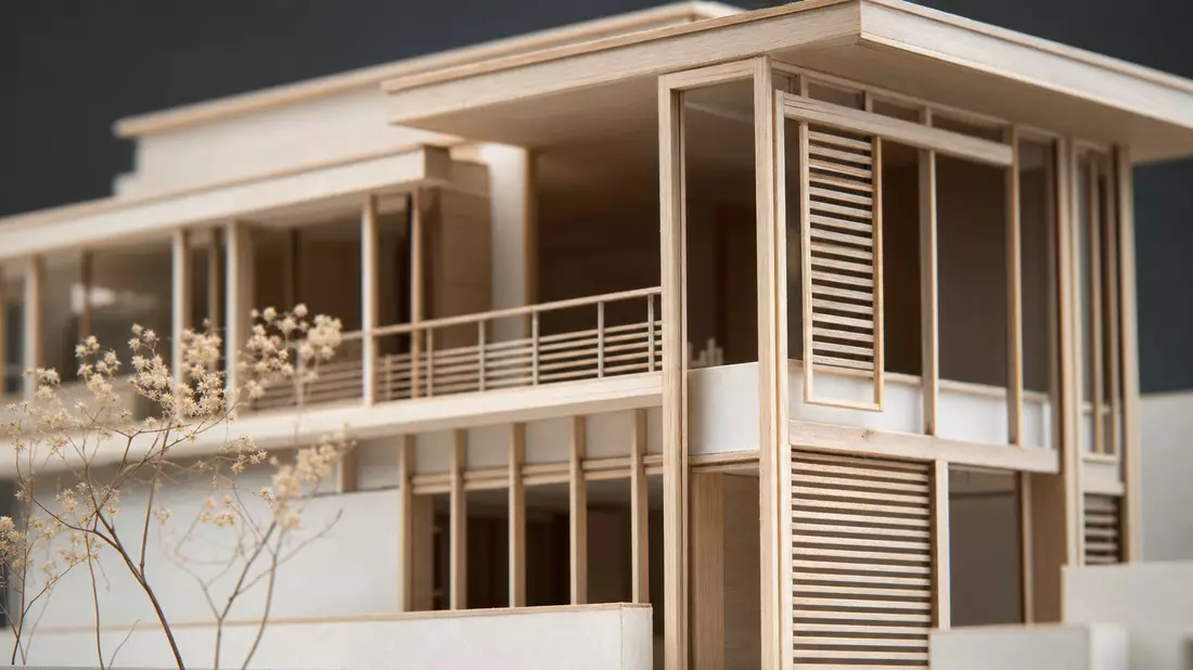 Makroaufnahme der feinen Textur eines Architektur-Modells aus Holz