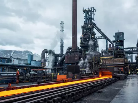 Fotorealistisches Bild zeigt SSAB AB, ISIN SE0000108656, mit typischer Stahlwerk-Anlage und Stahlblechen in Skandinavien - Foto: THN