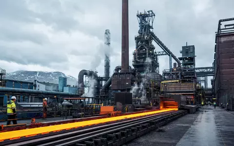 Fotorealistisches Bild zeigt SSAB AB, ISIN SE0000108656, mit typischer Stahlwerk-Anlage und Stahlblechen in Skandinavien - Foto: THN