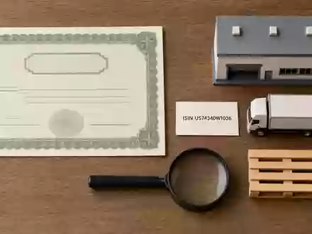 Prologis Inc. Investment mit ISIN US74340W1036 symbolisiert durch Flatlay mit Aktienzertifikat und Miniatur-Lagerhalle - Foto: THN