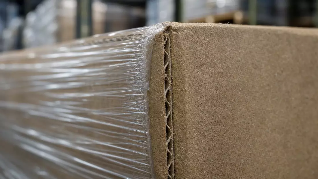 Makroaufnahme von Kartonverpackung und Stretchfolie einer Palette