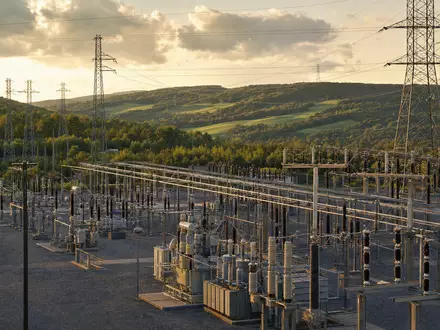 Fotorealistisches Umspannwerk in Pennsylvania symbolisiert PPL Corporation, Aktie ISIN US69351T1060, bei Sonnenuntergang - Foto: THN