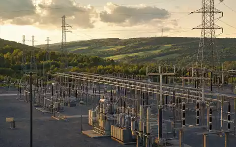 Fotorealistisches Umspannwerk in Pennsylvania symbolisiert PPL Corporation, Aktie ISIN US69351T1060, bei Sonnenuntergang - Foto: THN
