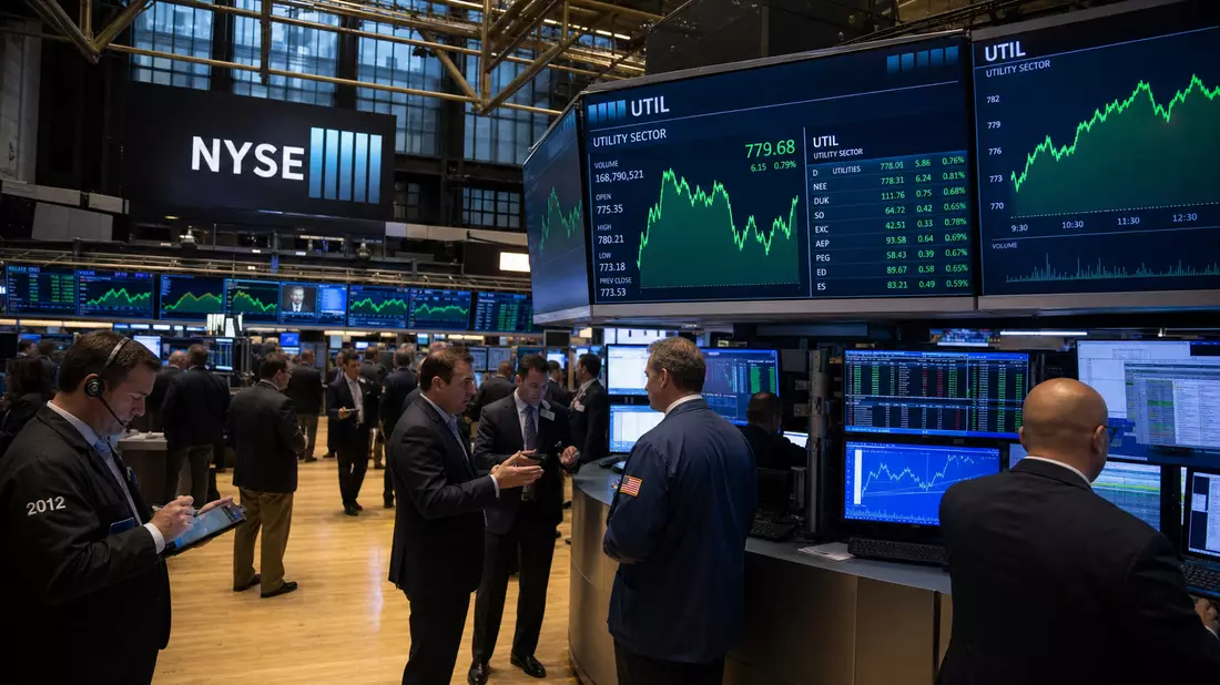 Trading-Floor mit Bildschirmen und Kursdaten des Energiesektors, Börsenhändler