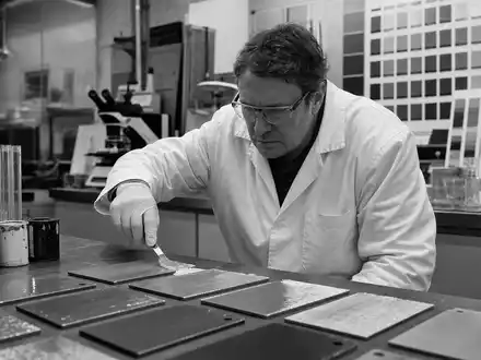 Schwarzweiß-Reportage aus Beschichtungslabor illustriert PPG Industries Inc. Forschung, verknüpft mit ISIN US6935061076, Aktienmotiv Chemie - Foto: THN
