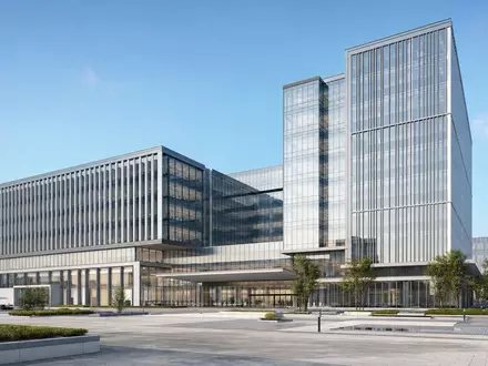 Progressive Corp US7433151039 zeigt modernen Architektur-Render eines gläsernen Bürohochhauses mit begrüntem Vorplatz - Foto: THN