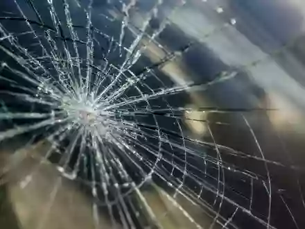 Progressive Corp US7433151039 präsentiert Makroaufnahme einer gesprungenen Autoscheibe mit feinem Spinnennetz-Rissmuster im Glas - Foto: THN