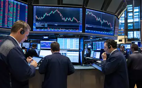 Progressive Corp US7433151039 illustriert Börsen-Editorial mit Tradern und Charts am Trading-Floor der Börse - Foto: THN