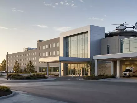 Fotorealistische Klinikfassade mit Rettungswagen zeigt Universal Health, Aktie ISIN US9139031002, moderne Gesundheitsversorgung dargestellt - Foto: THN