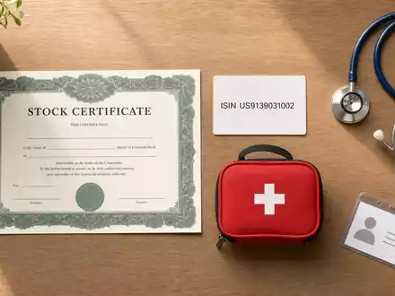 Flatlay mit Aktienzertifikat und ISIN-Karte zeigt Universal Health, Aktie ISIN US9139031002, dazu Stethoskop und Erste-Hilfe-Set - Foto: THN