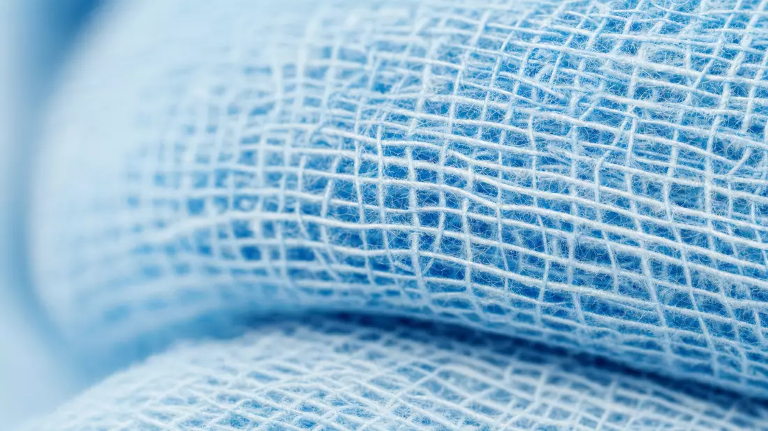 Extreme Nahaufnahme der Fasertextur von sterilem blauem Verbandsmaterial