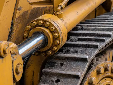 United Rentals Inc. (US9113631090) vermietet Schwermaschinen, im Makrobild sichtbar Hydraulikzylinder und Kettenlaufwerk aus Stahl - Foto: THN