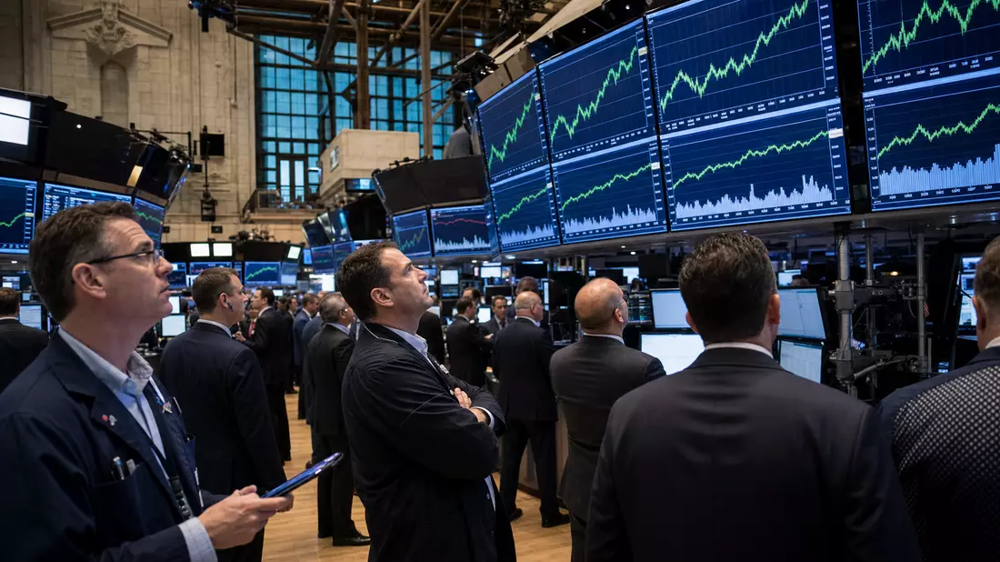 Trading-Floor der Börse mit großen Bildschirmen und steigenden Aktiencharts