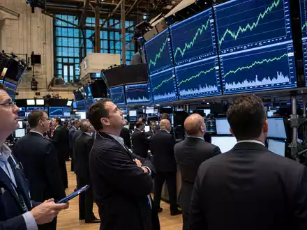 United Rentals Inc. (US9113631090) notiert an der NYSE, gezeigt als Börsen-Editorial mit steigenden Sektor-Charts - Foto: THN