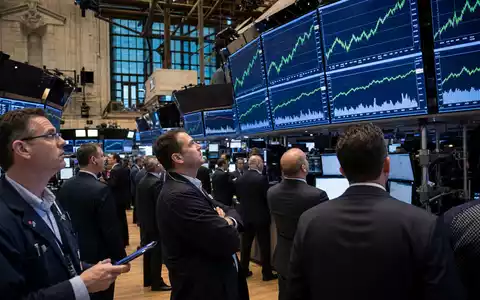 United Rentals Inc. (US9113631090) notiert an der NYSE, gezeigt als Börsen-Editorial mit steigenden Sektor-Charts - Foto: THN