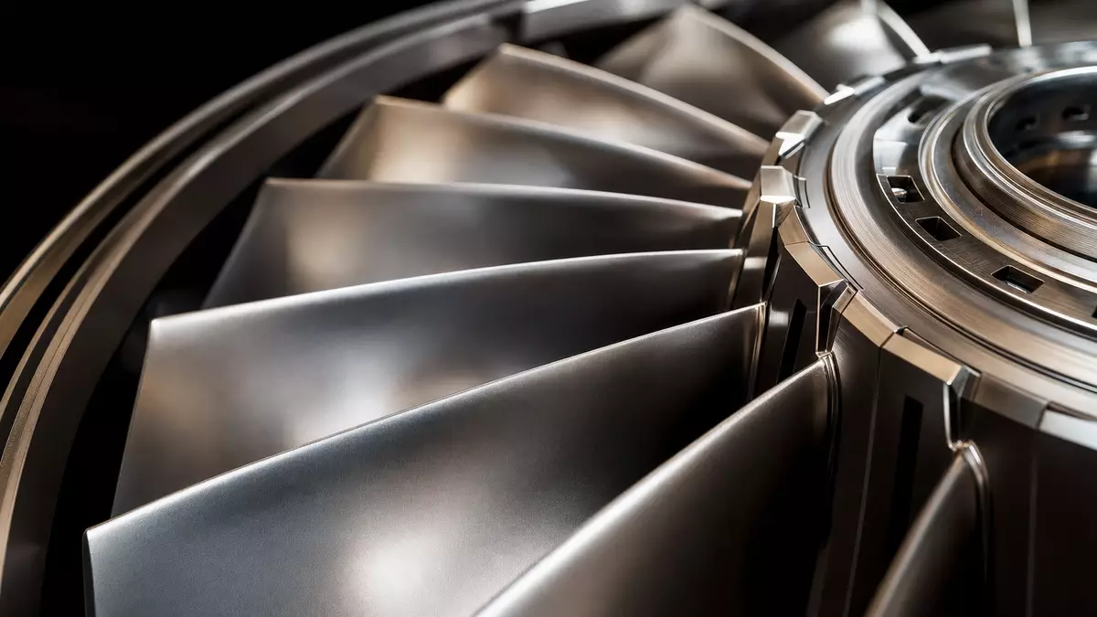 Makroaufnahme metallischer Turbinenschaufeln eines Flugzeugtriebwerks