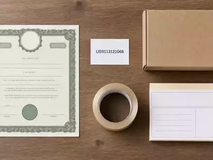 Flatlay mit Aktienzertifikat und ISIN-Karte US9113121068, thematisch verbunden mit United Parcel Serv. und Logistik - Foto: THN
