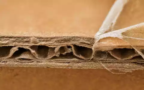 Makroaufnahme von Wellpappe und Klebeband als Materialstudie, thematisch passend zu United Parcel Serv., ISIN US9113121068 - Foto: THN