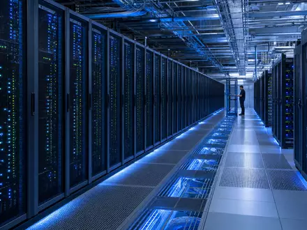 United Internet AG DE0005089031 zeigt fotorealistisches Rechenzentrum mit Serverreihen und blauer LED-Beleuchtung als Symbolbild - Foto: THN