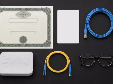 United Internet AG DE0005089031 arrangiert Flatlay mit Aktienzertifikat, ISIN-Karte, Netzwerkkabeln und Router als Motiv - Foto: THN