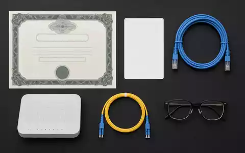 United Internet AG DE0005089031 arrangiert Flatlay mit Aktienzertifikat, ISIN-Karte, Netzwerkkabeln und Router als Motiv - Foto: THN