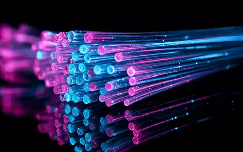United Internet AG DE0005089031 fokussiert Makroaufnahme leuchtender Glasfaserstränge in Cyan und Magenta als Detailmotiv - Foto: THN
