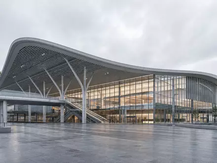 Architektur-Render eines modernen Bahnterminals repräsentiert die Infrastruktur hinter Trainline plc, ISIN GB00B4Z5Y988, im Bahnreisesektor - Foto: THN