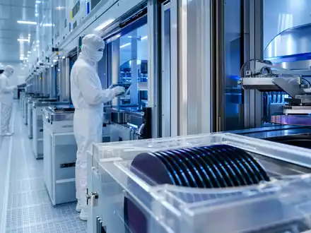 Soitec S.A. (ISIN FR0013227113) fertigt hochreine SOI-Wafer in modernen Halbleiter-Reinraumanlagen für die Elektronikindustrie - Foto: THN
