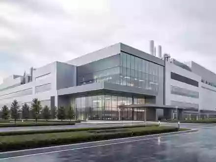 Soitec S.A. (ISIN FR0013227113) betreibt hochmoderne Halbleiterfabriken, hier als futuristisches Architektur-Render visualisiert - Foto: THN