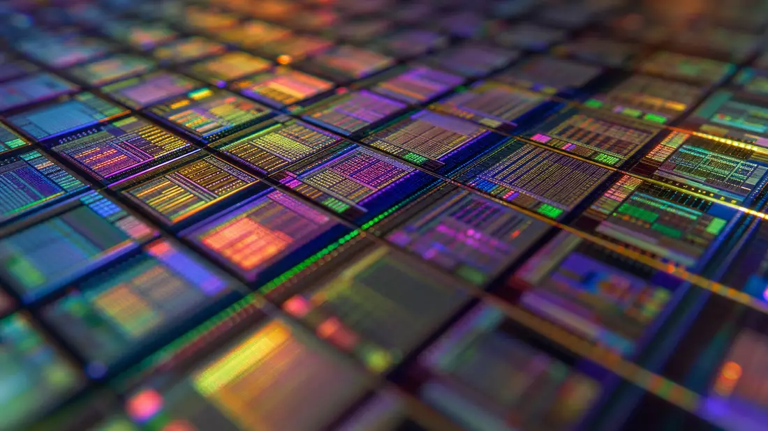Makroaufnahme der spiegelnden, strukturierten Oberfläche eines Silizium-Wafers