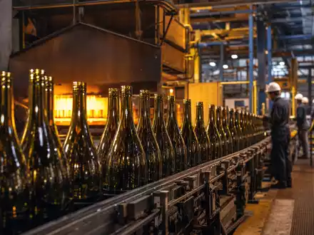 Verallia SA (ISIN FR0013506730) produziert Glasflaschen in modernen Fabriken mit Schmelzöfen und Fließbändern effizient - Foto: THN