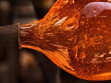 Verallia SA (ISIN FR0013506730) verarbeitet geschmolzenes Glas, hier als eindrucksvolle Makroaufnahme mit orange glĂŒhender Textur - Foto: THN